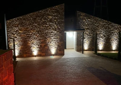 Casa pasiva con muros de piedra y diseño eficiente en Cantabria