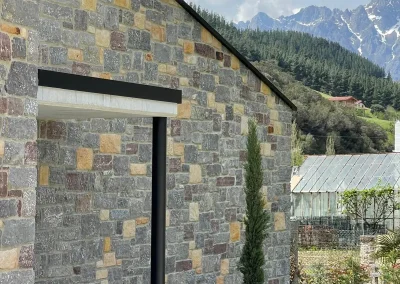 Fachada de vivienda con aislamiento térmico y piedra natural en Cantabria