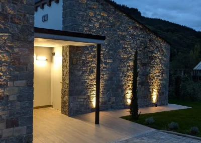 Vista exterior de porche de casa de piedra en cantabria