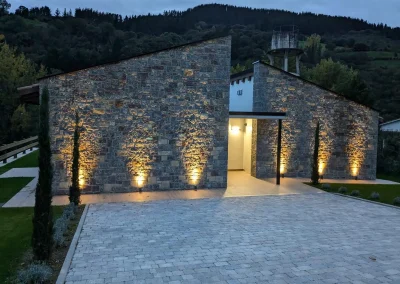 Fachada moderna de casa sostenible construida en Cantabria