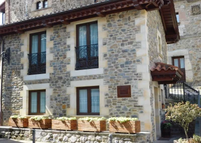 Detalle arquitectónico de fachada en piedra típica de Cantabria